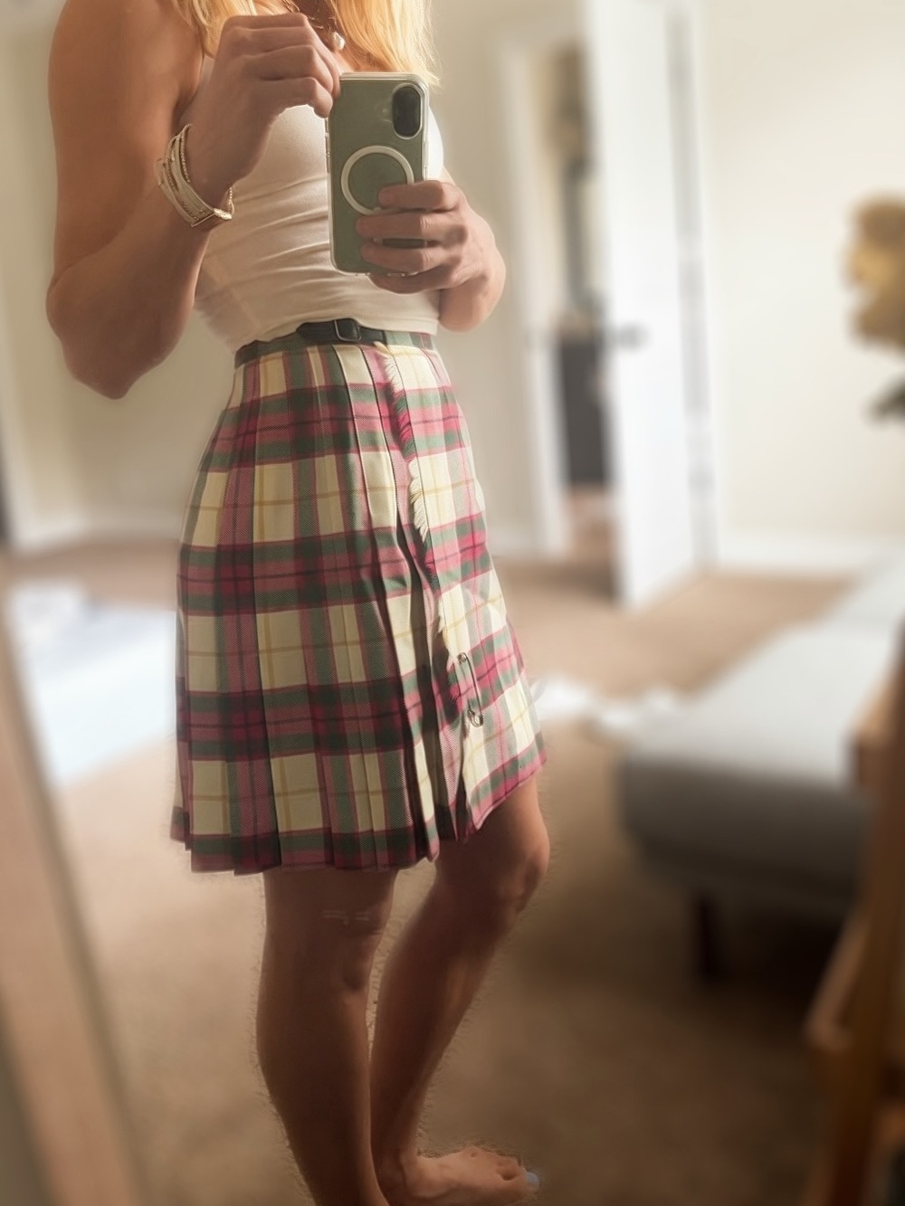 Vintage Plaid Pleated kilt Skirt in Pink and Cream and green with. Buckle sz 6